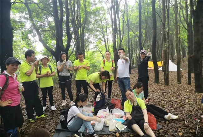 博皓人勞作過后，分享、享受美食